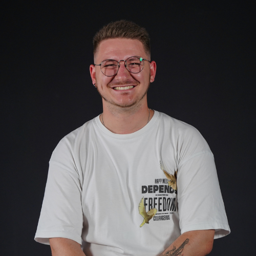 Photo d'Hénan NOËL sur fond noir rigolant